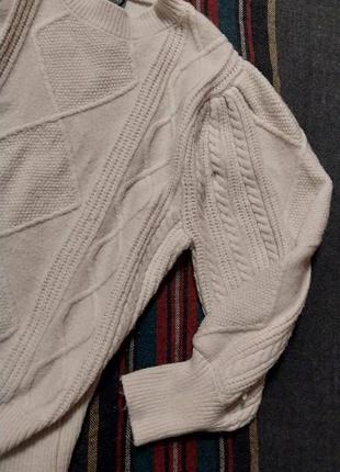 Молочный свитер