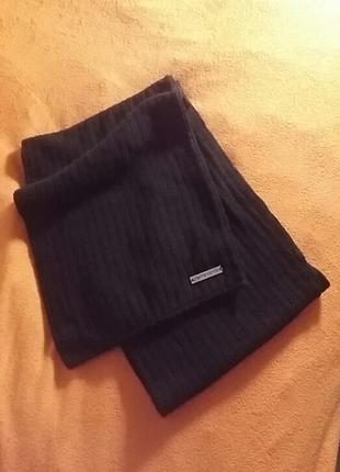 Бомбезний брендовий  шарф від відомого бренду в рубчик . швейцарія.