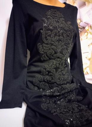 Красива сукня з довгими рукавами та квітковим візерунком спереду