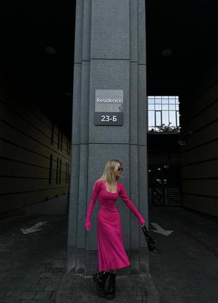 Сукня в рубчик міді з подовженими рукавами приталена з рясною спідницею плаття базова трендова стильна чорна рожева коричнева5 фото