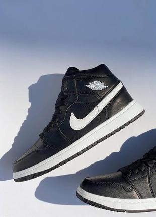 Унисекс демисезон кроссовки nike air jordan retro 1 black white strip