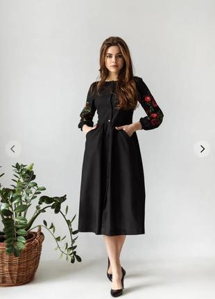 Черное платье с яркой вышивкой бренда ptaha
