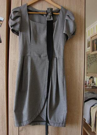 Красивое платье клетка с объемными рукавами и поясом