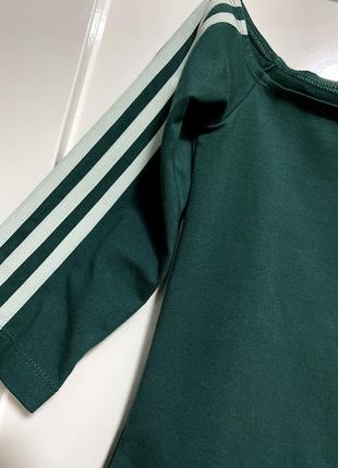 Крутое зеленое сексуальное спортивное платье adidas originals приталенное платье на плечи8 фото