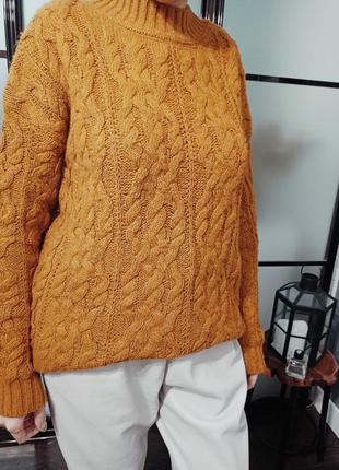 Очень коасивой вязки косами свитер,гарного горчкового цвета3 фото