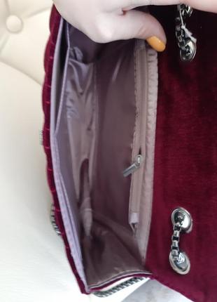 Оксамитова стьобана сумочка кольору марсала6 фото