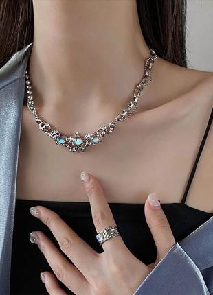 Ожерелье с камнями, серебристое