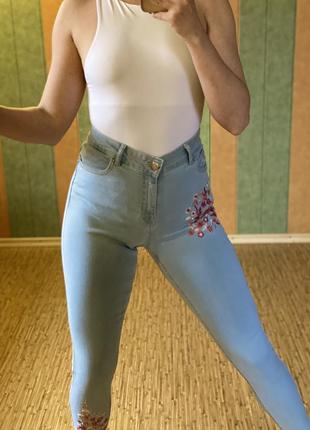 Крутые джинсы с вышивкой janina2 фото