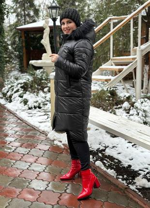 Зимнее стеганое пальто с удлиненной спинкой, куртка с капюшоном и мехом, непромокаемая плащевка 42-6010 фото