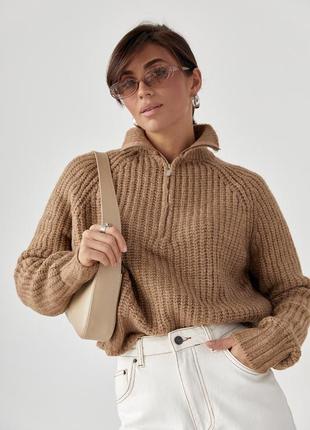 Женский вязаный свитер oversize с воротником на молнии.