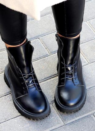 Шикарные женские ботинки на низкой подошве кожаные черные зимние