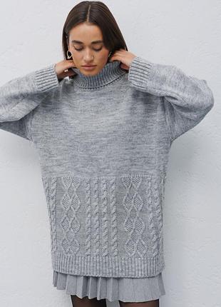 Женский вязаный свитер оверсайз светло-серый с узорами внизу