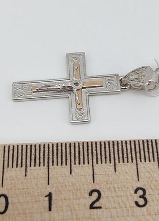 Кулон-крестик серебряный с распятием и золотой напайкой 925/375 пробы арт. 043133 фото