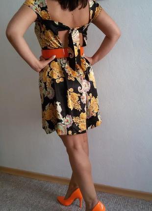 Гарне шовкове плаття з відкритою спинкою