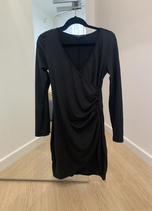 Черное вечернее мини обтягивающее платье с декольте