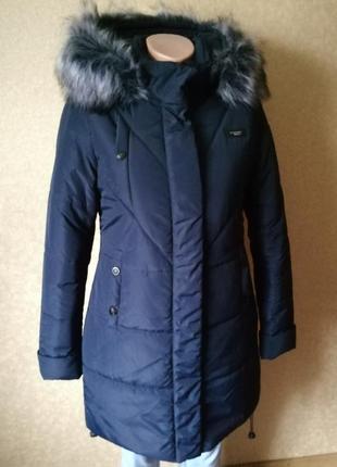 Зимняя темно-синяя женская удлиненная куртка с капюшоном3 фото