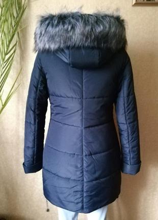 Зимняя темно-синяя женская удлиненная куртка с капюшоном4 фото