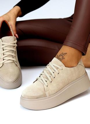 Трендові бежеві замшеві кеди крипери натуральна замша на потовщеній підошві