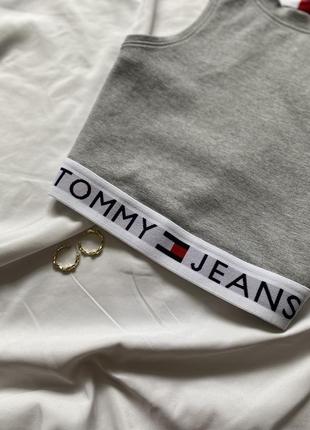 Серый топ с монограммной резинкой, серая майка tommy hilfiger, tommy jeans3 фото