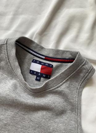 Серый топ с монограммной резинкой, серая майка tommy hilfiger, tommy jeans5 фото