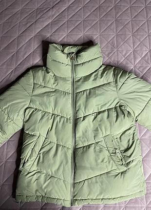 Стильна утеплена куртка в фісташковому кольорі