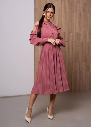 Темно-розовое плиссированное платье с сетчатыми вставками размер s