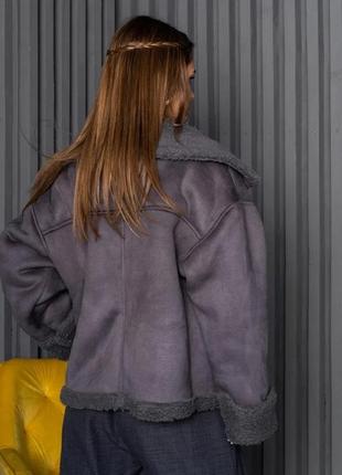 Серая короткая дубленка на меху