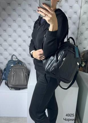 Стильная женская сумка-рюкзак черного цвета из экокожи.8 фото