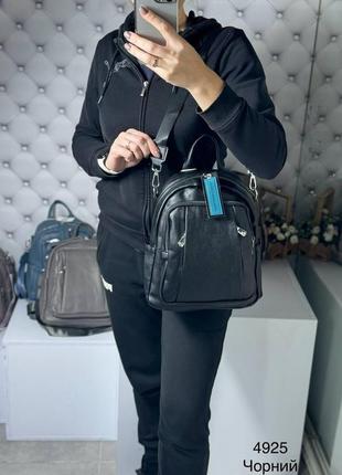 Стильная женская сумка-рюкзак черного цвета из экокожи.4 фото