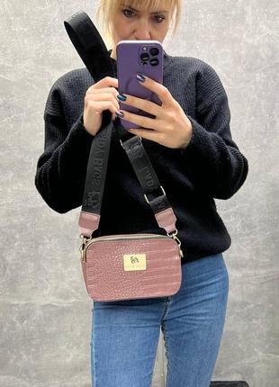 Пудровая женская модная сумка кросс-боди (кирпич)  с принтом рептилии6 фото