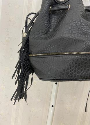 Чёрная сумка бочонок с бахромой new look, сумка , базовая стильная вместительная2 фото