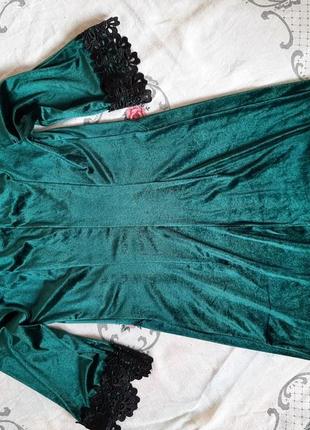 Велюровое платье изумрудного цвета с кружевом4 фото