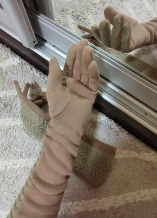 Длинные теплые бежевые перчатки5 фото