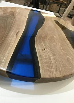 Дизайнерский круглый стол река из эпоксидной смолы и дерева7 фото