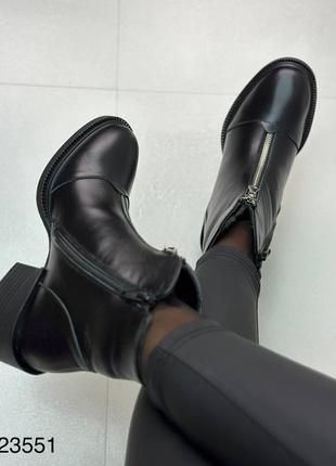 Зимние женские ботинки на низких каблуках2 фото