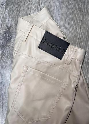 Трендовые стильные брюки эко кожа в новинке модели клеш!!bershka4 фото