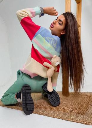 Женские стильные оверсайз свитера с мишками в самых тончайших цветах8 фото
