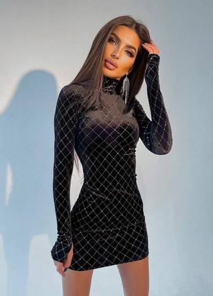 Женское черное сияющее бархатное платье мини с геометрическим принтом3 фото
