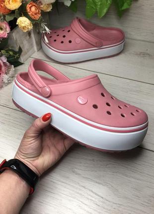 Женские пудровые кроксы на платформе, crocs crocband platform clog шлепанцы3 фото