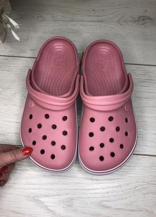 Женские пудровые кроксы на платформе, crocs crocband platform clog шлепанцы5 фото