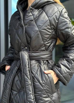 Стеганое пальто на поясе свободного кроя до колена с капюшоном удлиненная куртка плащевка на синтепоне курточка базовая черная бежевая стильная теплая7 фото