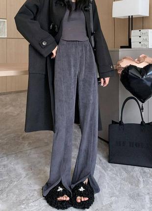 Вельветові штани на високій посадці вільного крою з розрізами спереду брюки палаццо широкі прямі теплі стильні базові чорні сірі бежеві8 фото