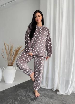Теплая махровая пижама с принтом сердечки с кофтой с брюками с резинками на манжетах