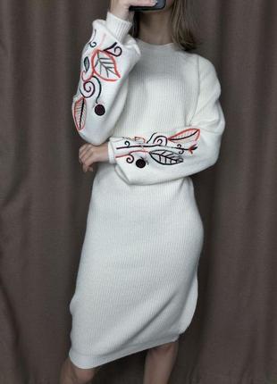 Женское белое теплое трикотажное платье миди с вышивкой, белое теплое вязаное платье, осень, зима