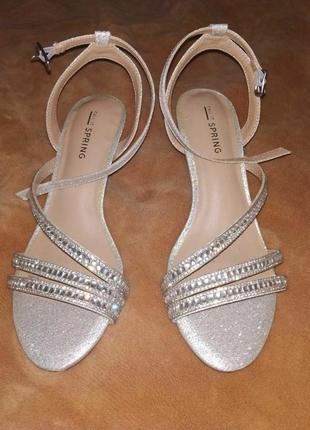 Летние босоножки со стразами