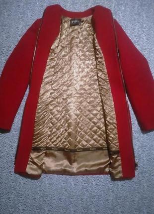 Пальто классического красного цвета 50 р-р2 фото