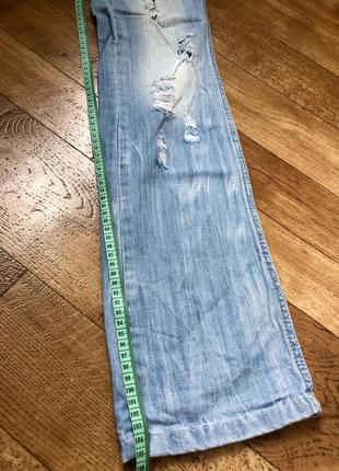 Стильные голубые рванные джинсы5 фото