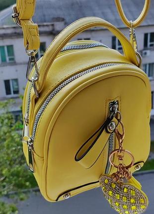 Сумка ,  лямки регулируются, два отделения, и одно вертикально,, отличное качество, размер 21*19