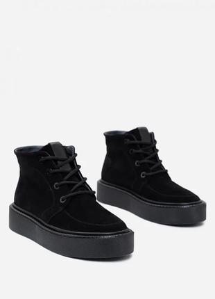 Чорні замшеві черевики на високій підошві