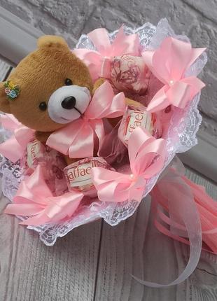 Рожевий букет з плюшевим ведмедиком та цукерками rafaello, м'які іграшки подарунок дівчині жінці чи дитині1 фото